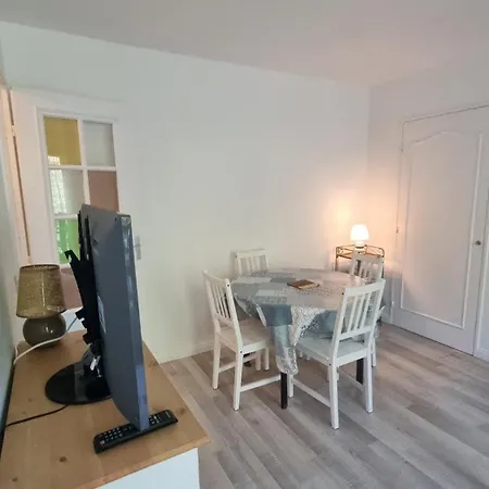 Cosy Proche - Balcon & Parking Apartman