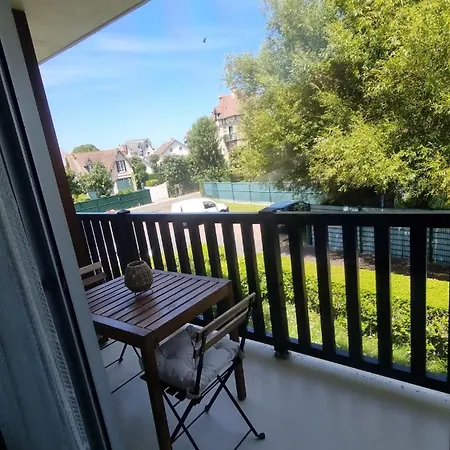 Cosy Proche - Balcon & Parking Apartman